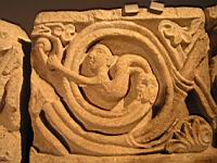 Cluny, Sculpture romane, Medaillon, Homme enroule (Musee du Palais Jean de Bourbon)